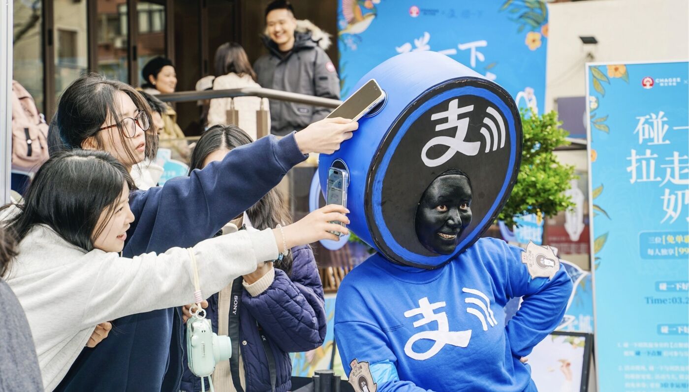 广告人干货库 支付宝 x 霸王茶姬:「蓝环人」碰出霸王-广告人干货库