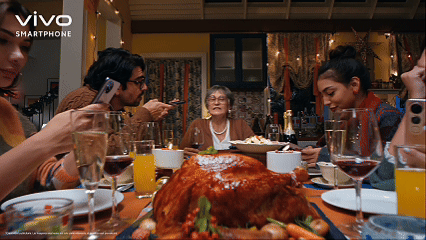 vivo拉美圣诞节TVC：欢聚时刻，请手机“让座”-广告人干货库