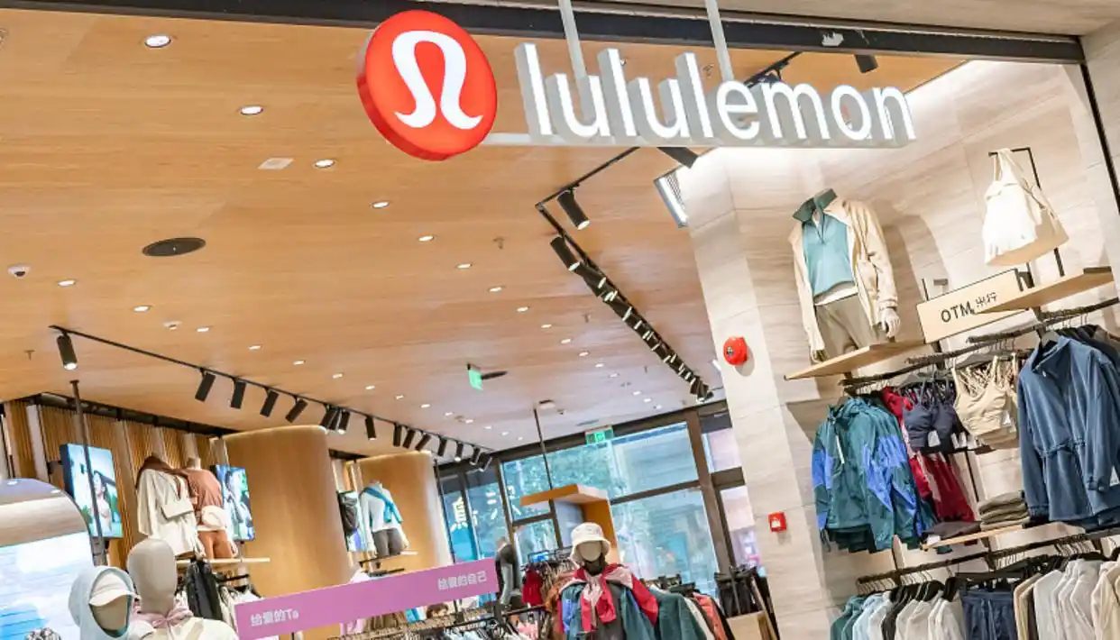 lululemon市值一年蒸发250亿美元,CEO辞职-广告人干货库
