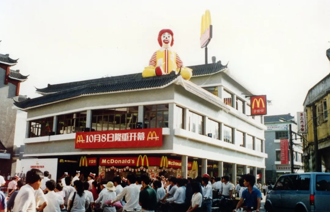 麦当劳涨价!网友:“一边缩水,一边涨价”-广告人干货库