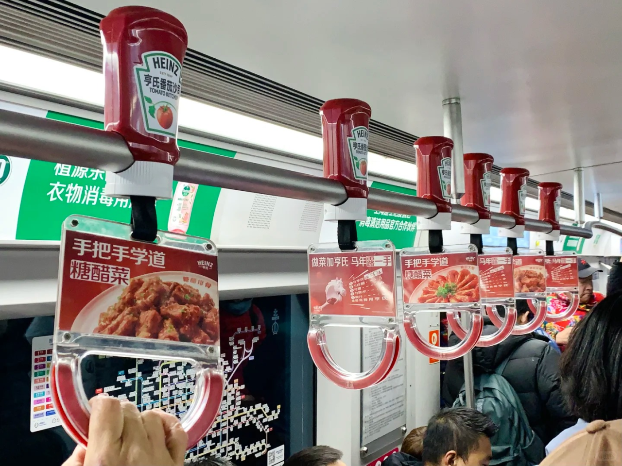 亨氏发布品牌新年TVC,以番茄酱的英文谐音 tomato——「涂马头」为灵感-广告人干货库