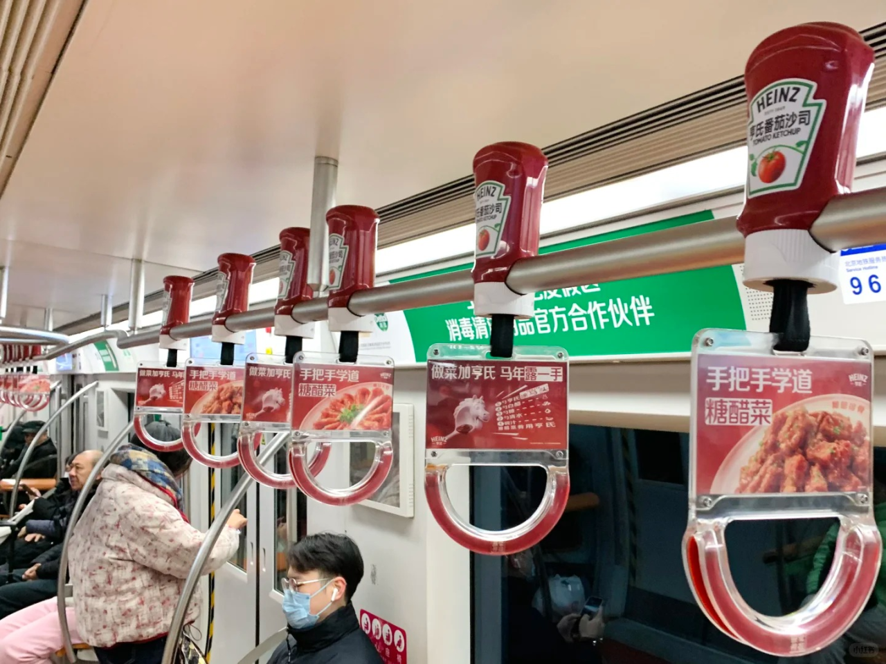 亨氏发布品牌新年TVC,以番茄酱的英文谐音 tomato——「涂马头」为灵感-广告人干货库