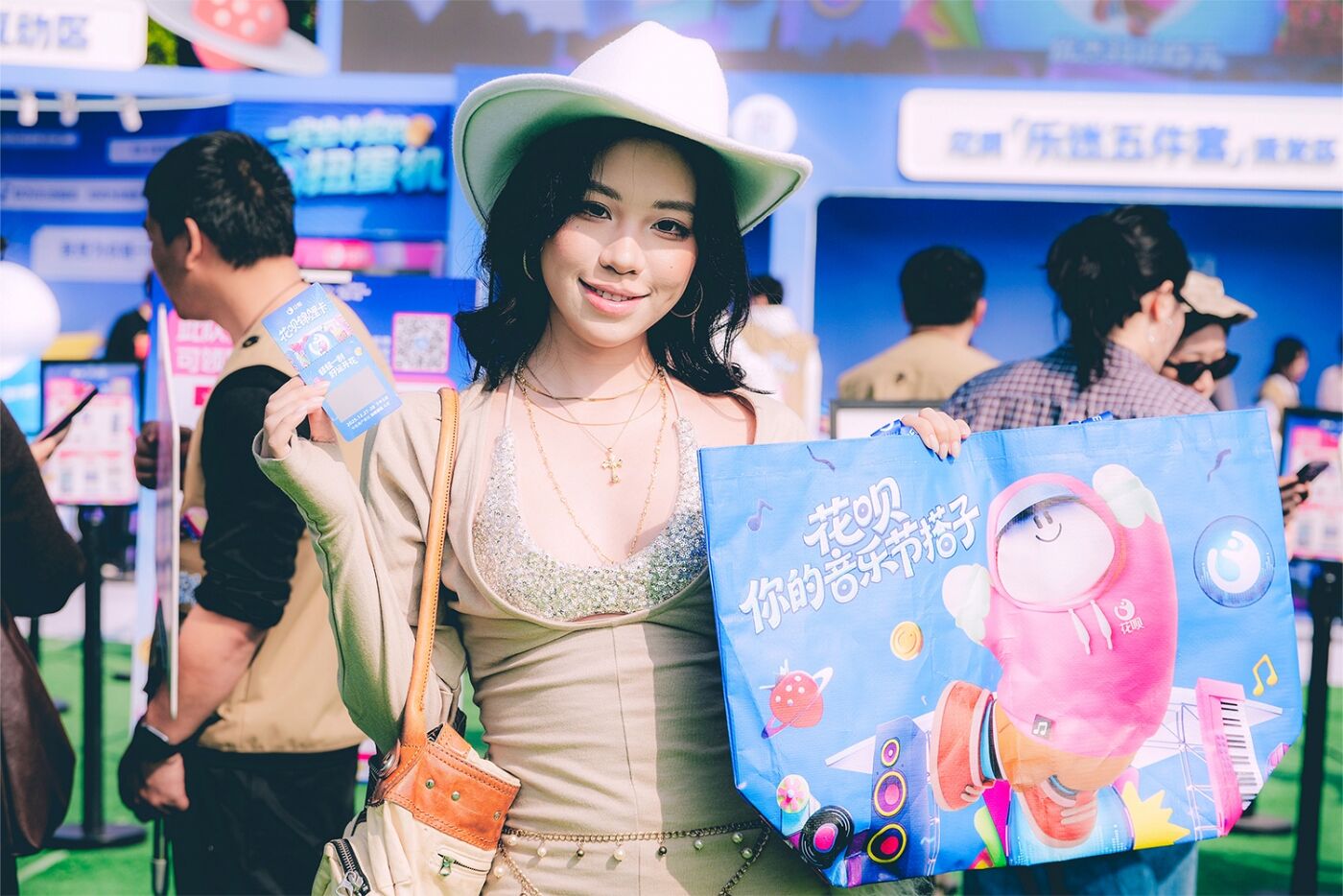 广告人干货库 花呗 × 草莓音乐节:你的音乐节搭子花呗已热情上线!-广告人干货库