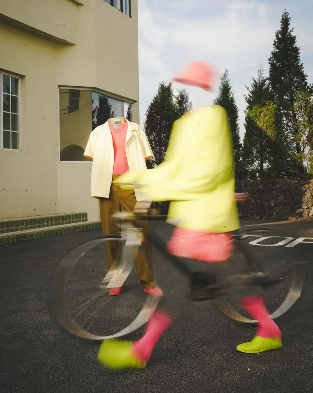 加多宝×王嘉尔“无头”海报惹争议!到底是诡异还是高级?-广告人干货库