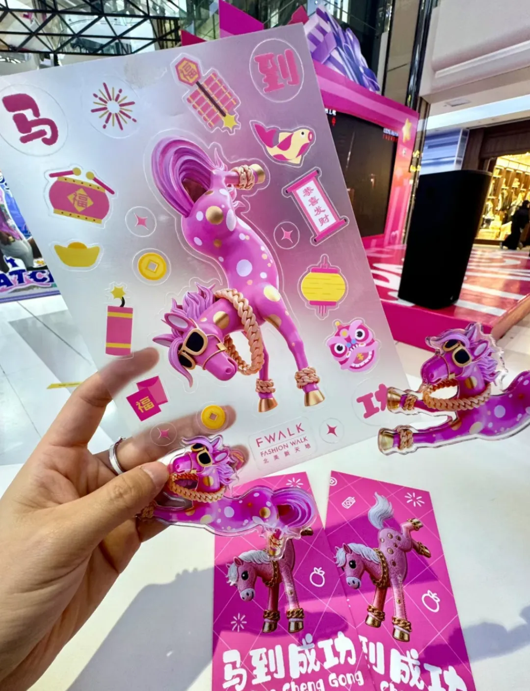 商场谐音梗“您踏马来了”引争议，网友：骂骂咧咧的欢迎？！-广告人干货库