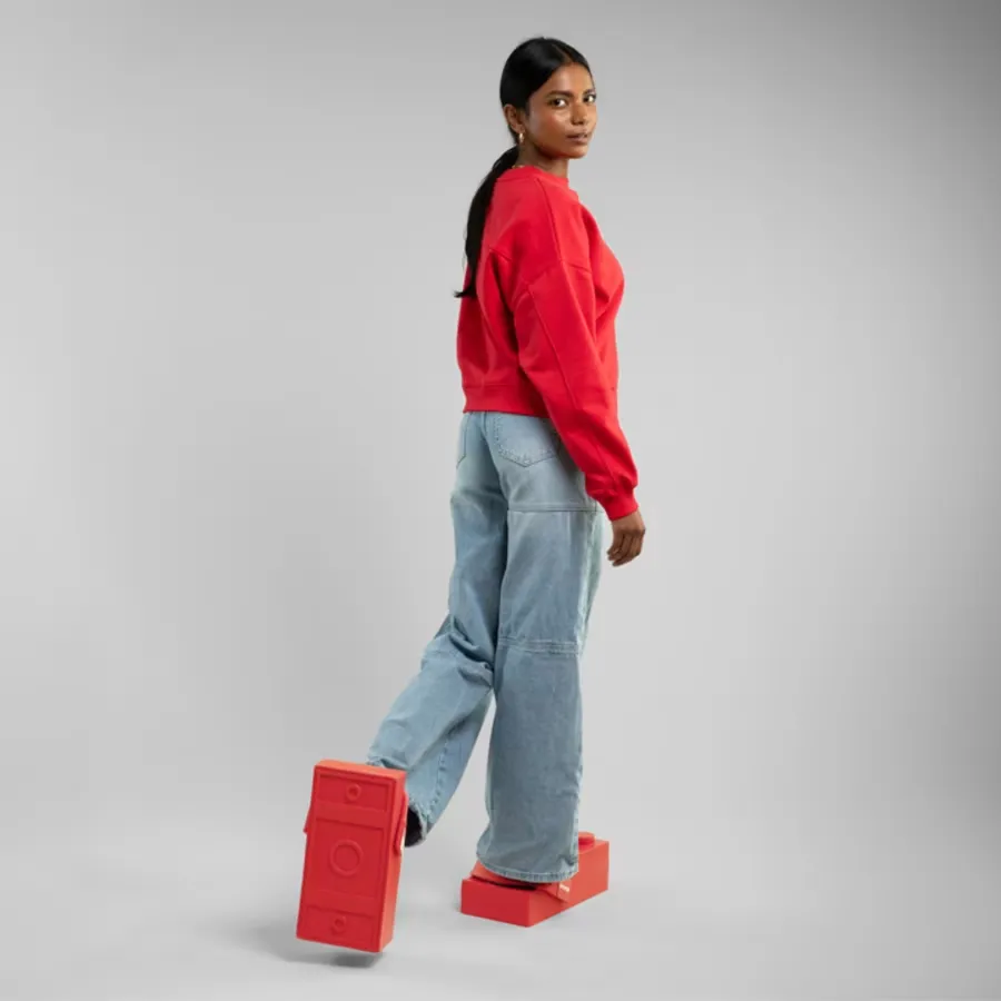 售价1499元!乐高联名洞洞鞋引争议-广告人干货库