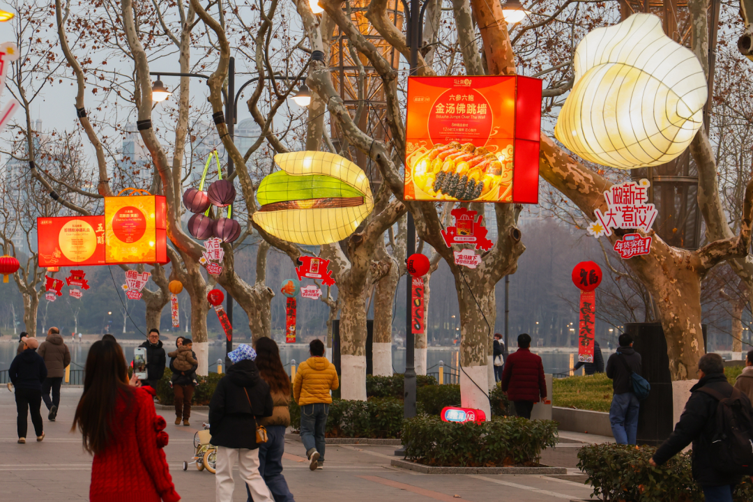 超盒算NB:是的，我们把年货当灯笼挂树上了！-广告人干货库