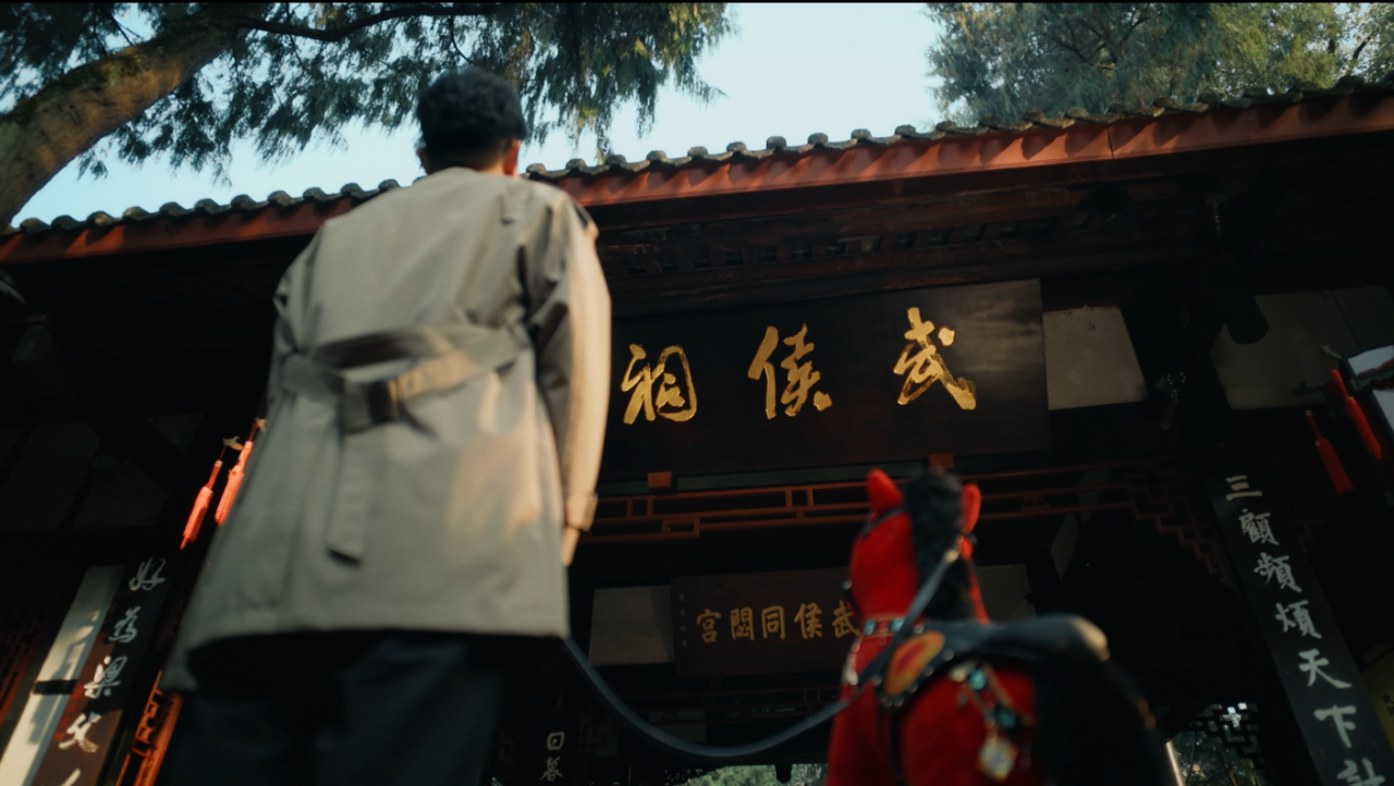 终极反转，新年贺岁片《骑马来成都》-广告人干货库