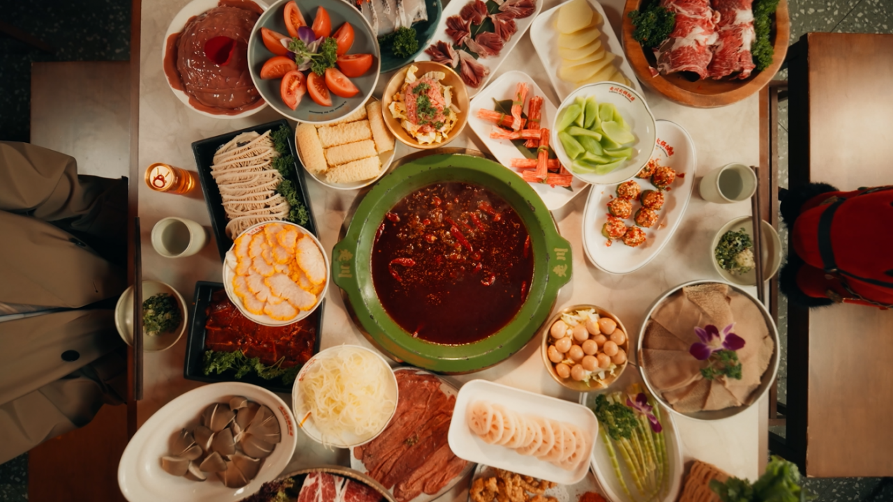 终极反转，新年贺岁片《骑马来成都》-广告人干货库