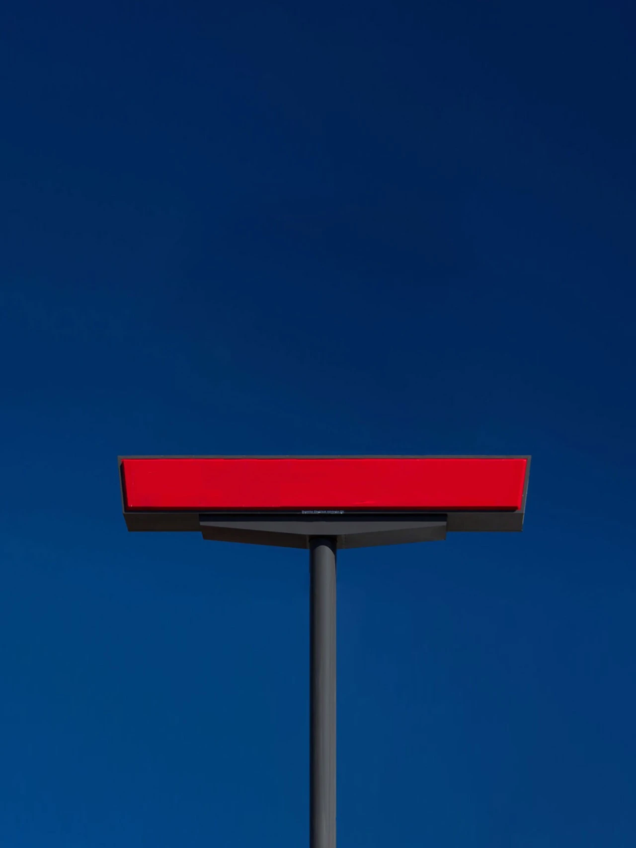 麦当劳又把LOGO整没了！-广告人干货库