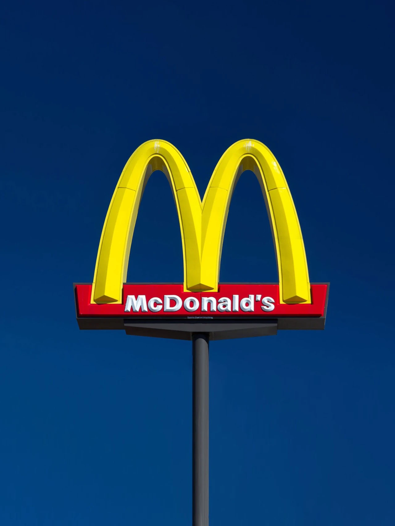 麦当劳又把LOGO整没了！-广告人干货库