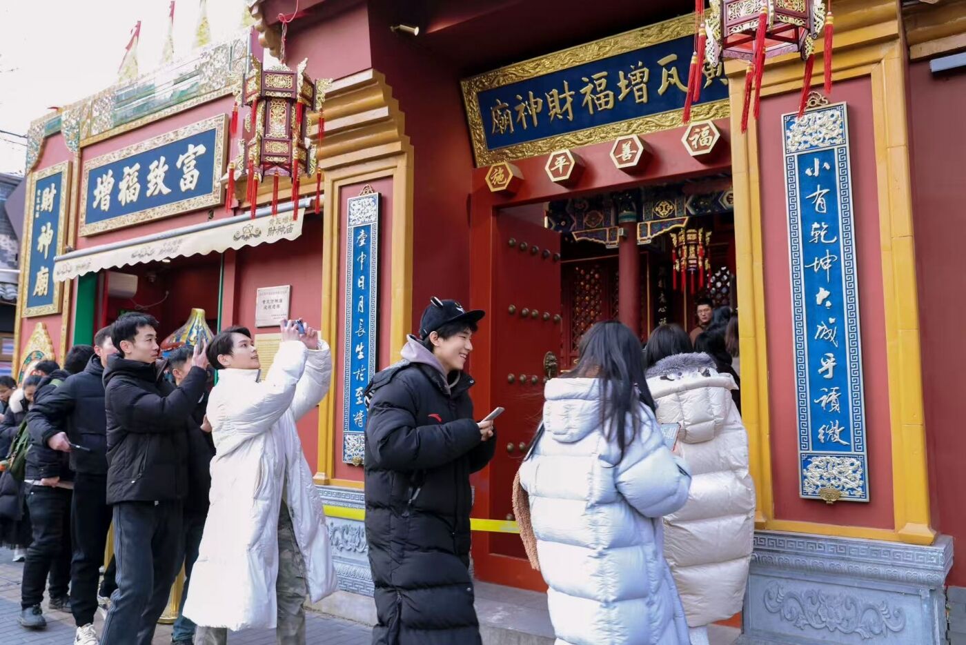 广告人干货库 京东X黄瓦增福财神庙:和财神Give me five!-广告人干货库