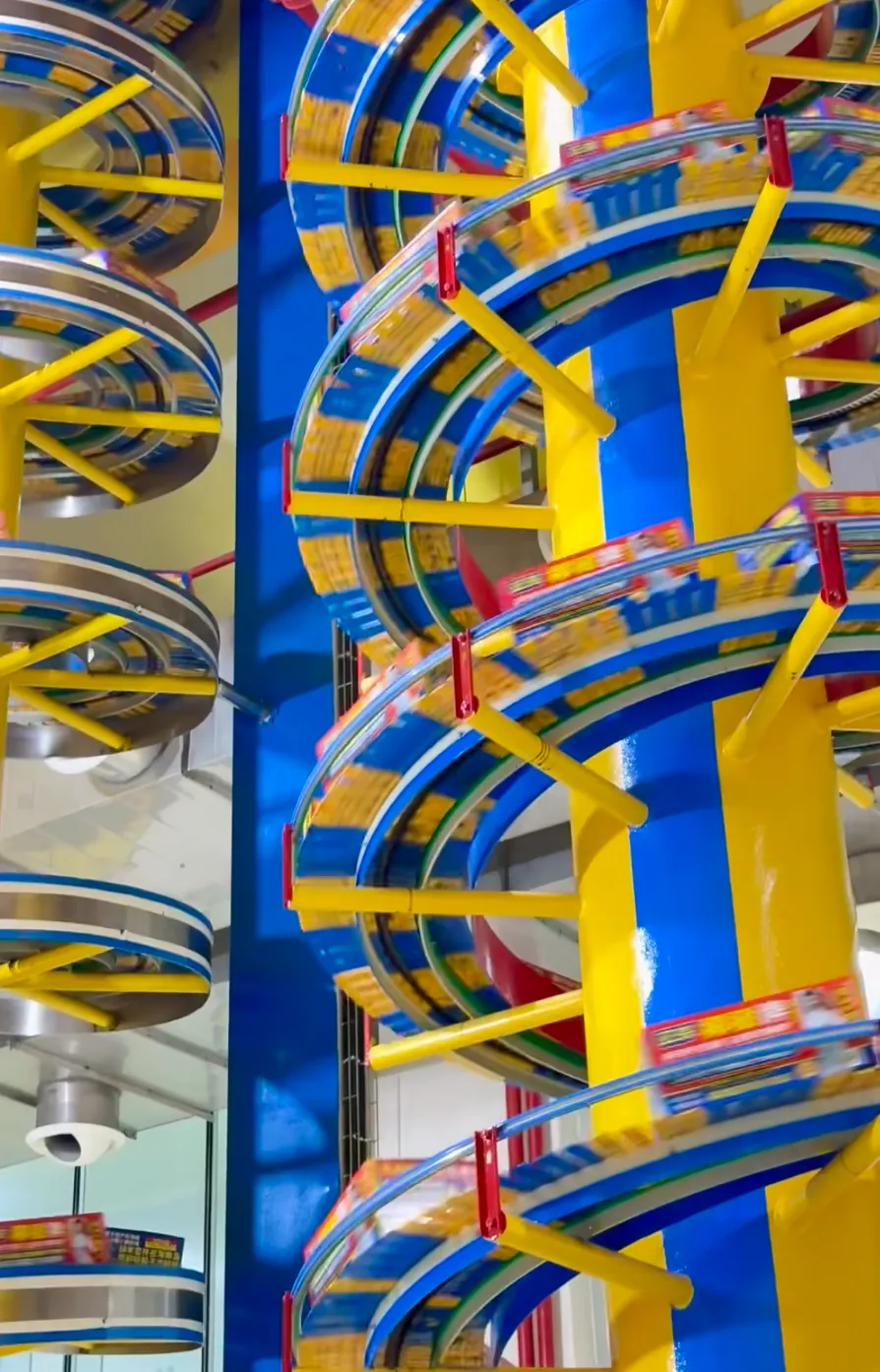 椰树太颠了！代言人婚纱照成网红打卡地，“土味营销”天花板！-广告人干货库