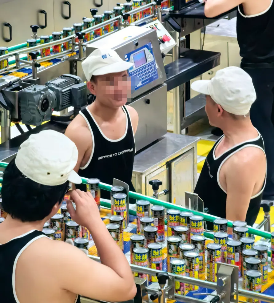 椰树太颠了！代言人婚纱照成网红打卡地，“土味营销”天花板！-广告人干货库