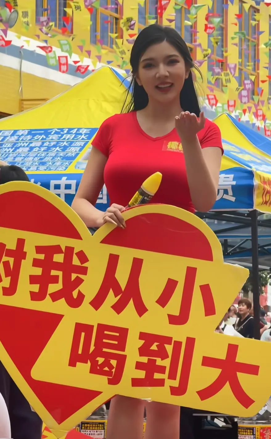 椰树太颠了！代言人婚纱照成网红打卡地，“土味营销”天花板！-广告人干货库