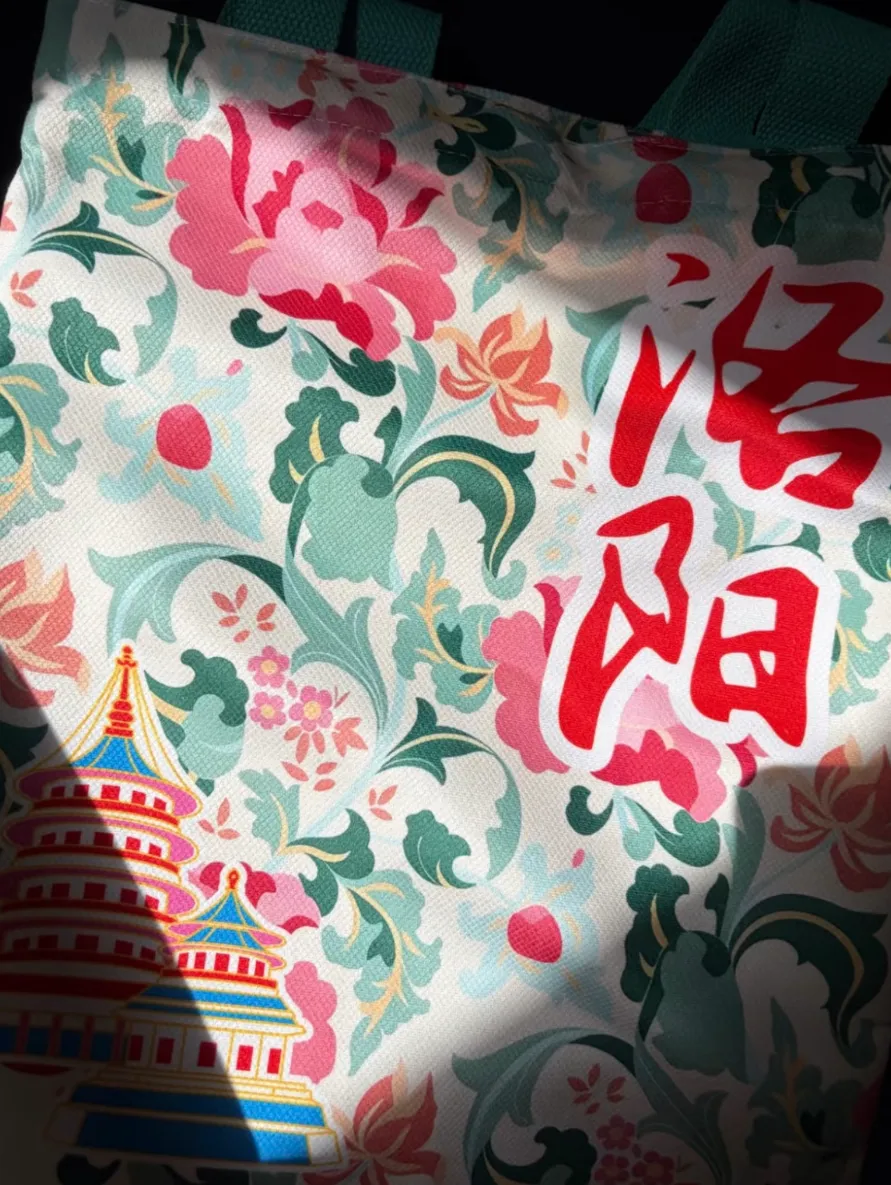 麦当劳限定包涉嫌抄袭？设计师发声维权，网友：跟我家床单很像-广告人干货库