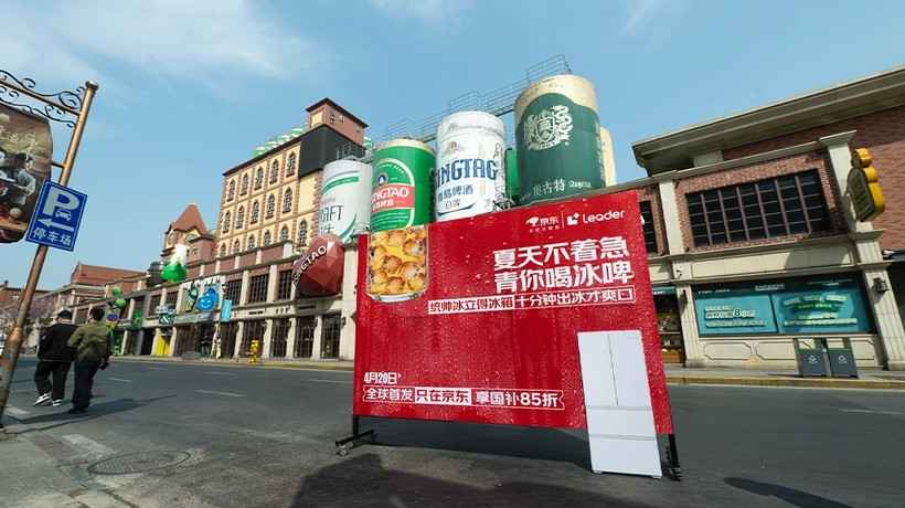 不搞碰瓷搞“碰杯”,一台制冰冰箱,推着广告牌上街“偷感”整活-广告人干货库