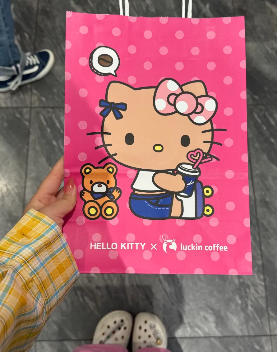 瑞幸疯了!联名黑皮Hello Kitty,被网友狂问:为啥不给孩子涂防晒?-广告人干货库