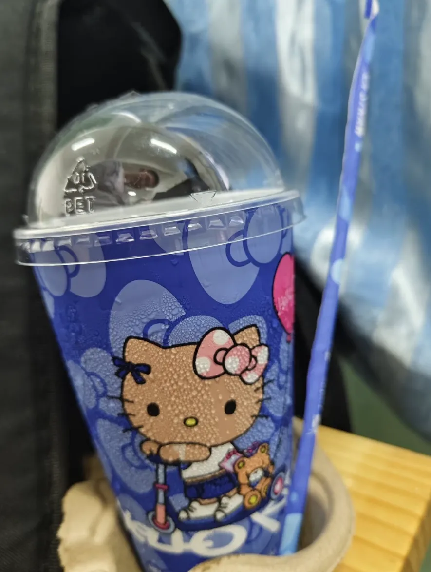 瑞幸疯了!联名黑皮Hello Kitty,被网友狂问:为啥不给孩子涂防晒?-广告人干货库