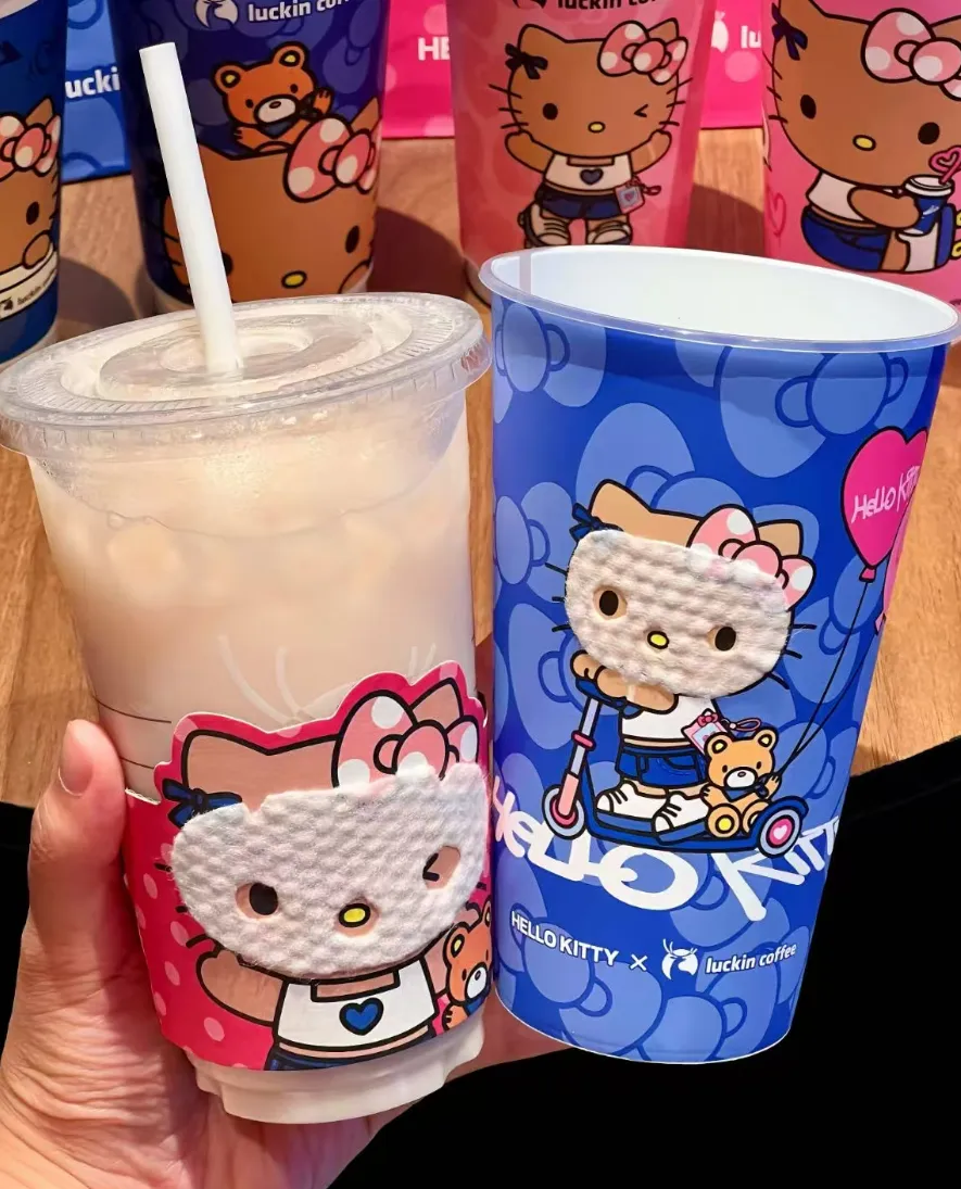 瑞幸疯了!联名黑皮Hello Kitty,被网友狂问:为啥不给孩子涂防晒?-广告人干货库