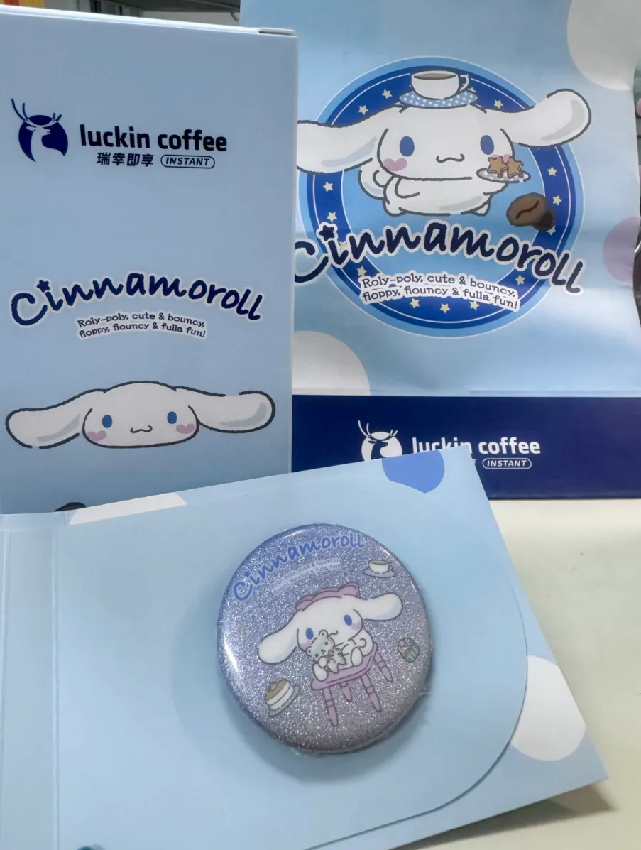 瑞幸疯了!联名黑皮Hello Kitty,被网友狂问:为啥不给孩子涂防晒?-广告人干货库