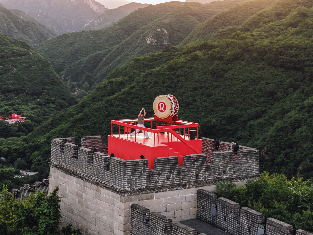 lululemon在长城上铺开两千张瑜伽垫-广告人干货库