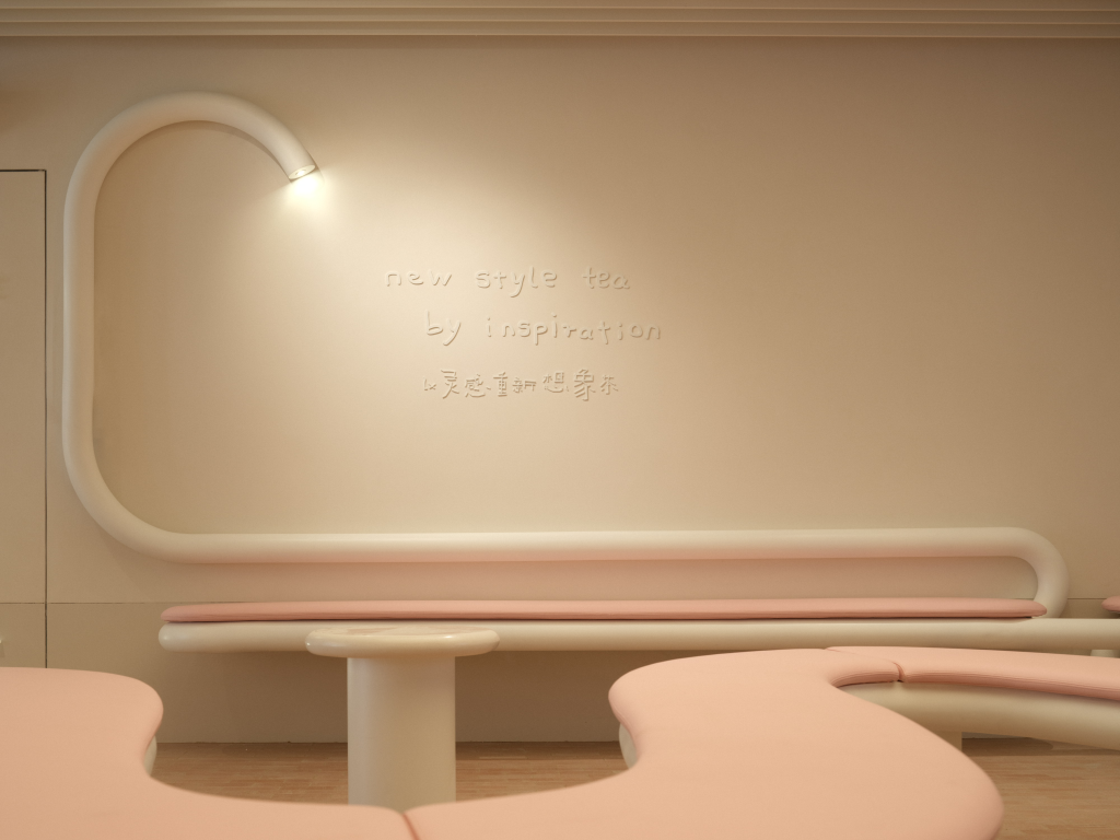 喜茶在迪士尼小镇变身「万花筒」-广告人干货库