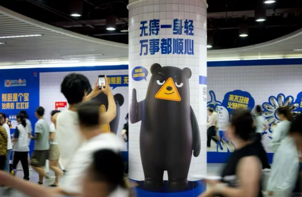 围着痔疮膏打卡?!重庆地铁已经颠成这样了吗?-广告人干货库