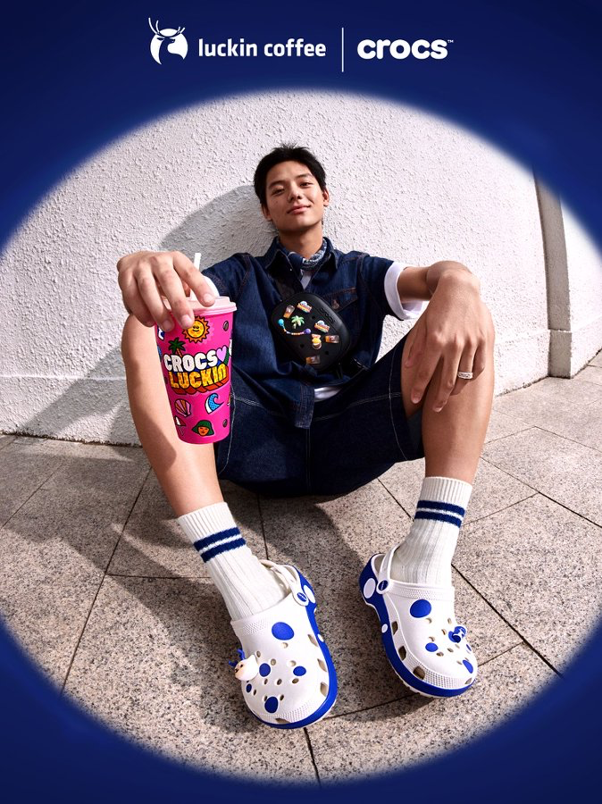 CROCS携手瑞幸打造夏日清爽联名-广告人干货库
