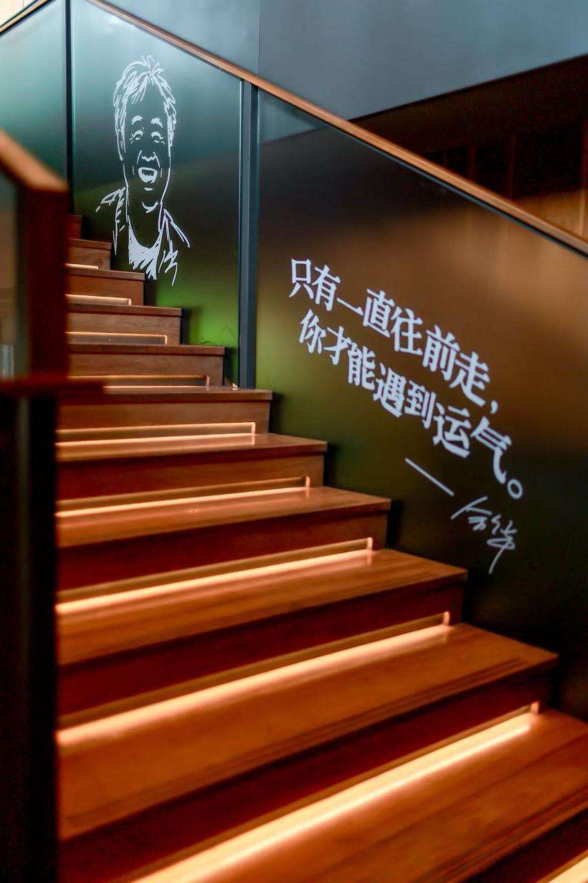 广告人干货库 星巴克×余华:一个「潦草读书局」,让阅读更容易发生-广告人干货库