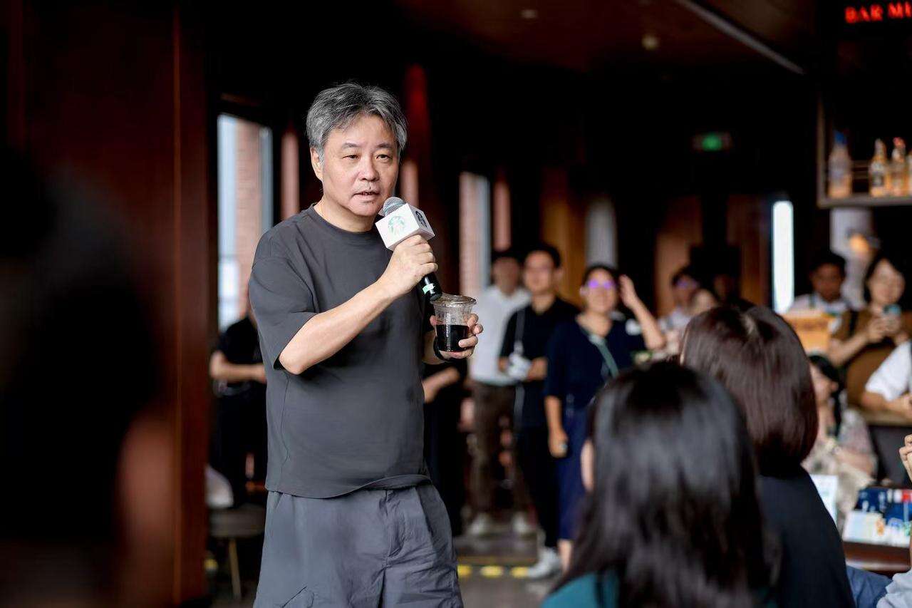 广告人干货库 星巴克×余华:一个「潦草读书局」,让阅读更容易发生-广告人干货库