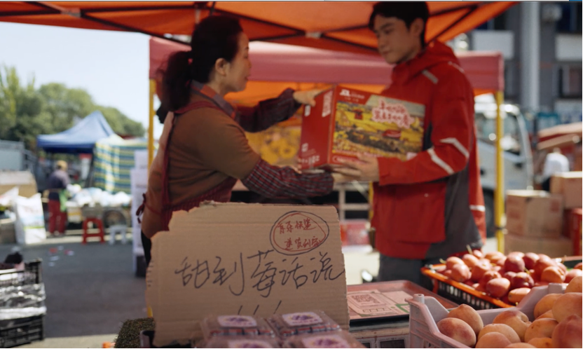 广告人干货库 京东快递丰收节:快递箱居然成了乡村野生广告位-广告人干货库